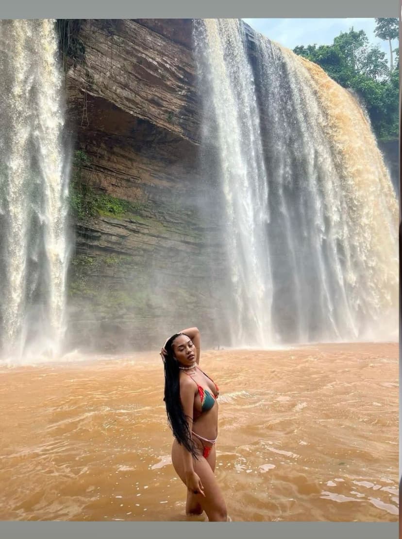 Baignade devant une cascade