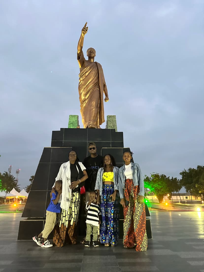 Famille devant statue monumentale