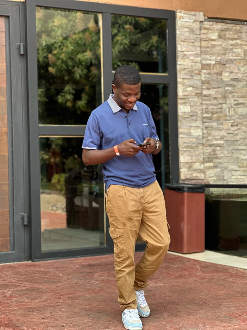 Jeune homme avec smartphone