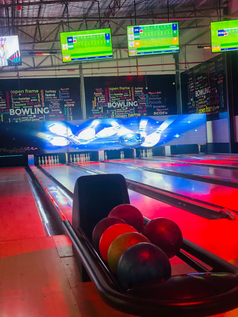 Bowling moderne avec néons