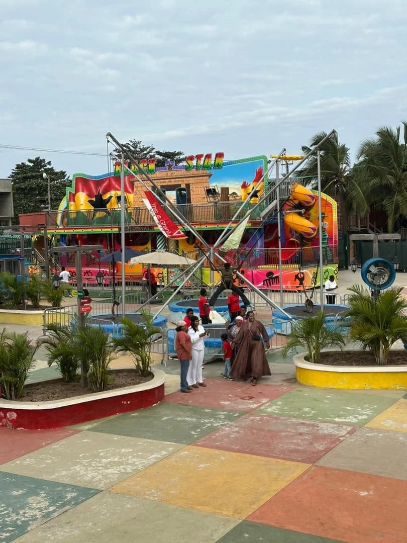 Parc d’attractions coloré au Ghana