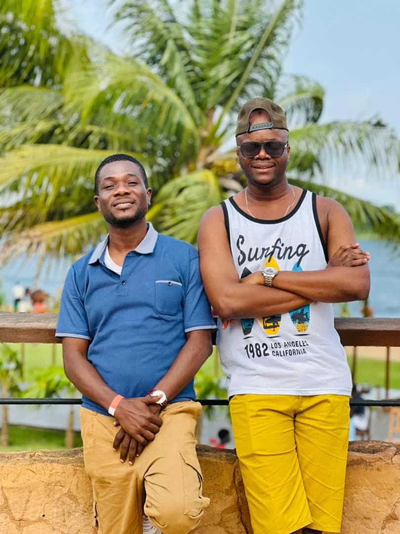 Deux amis en bord de mer au Ghana