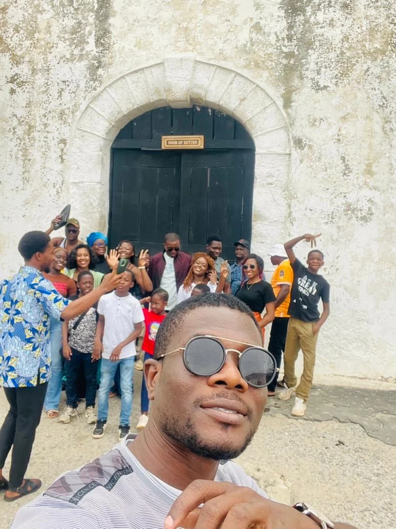 Groupe devant un fort historique au Ghana