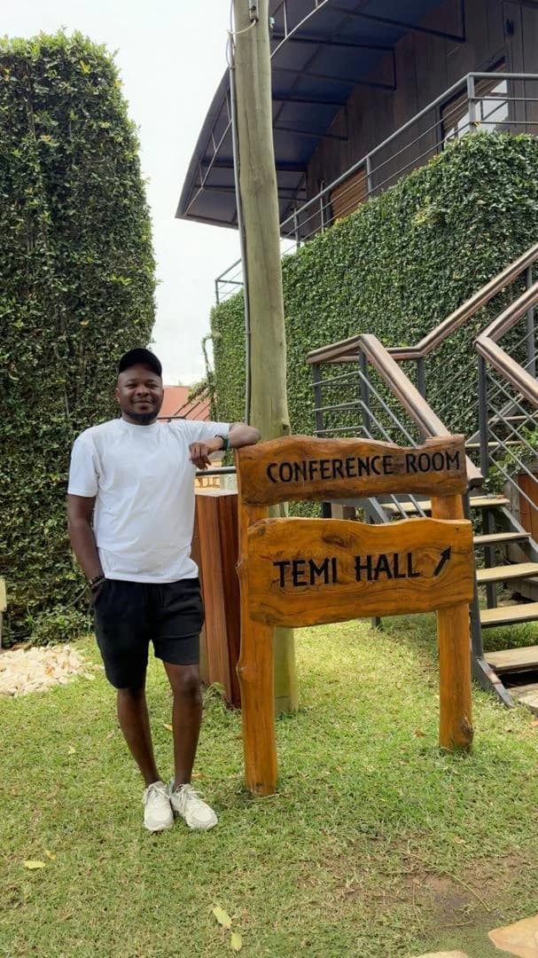Devant Temi Hall dans un cadre verdoyant