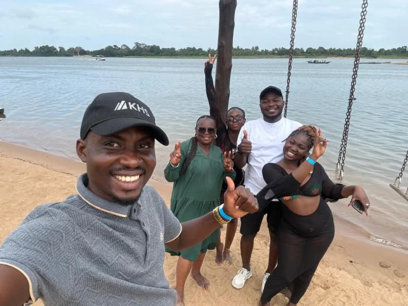Selfie de groupe sur une plage au Ghana