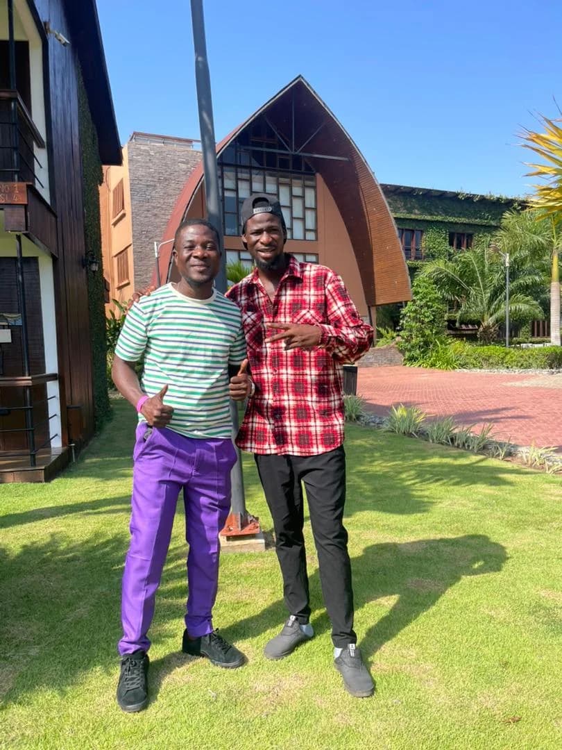 Deux amis devant un lodge au Ghana