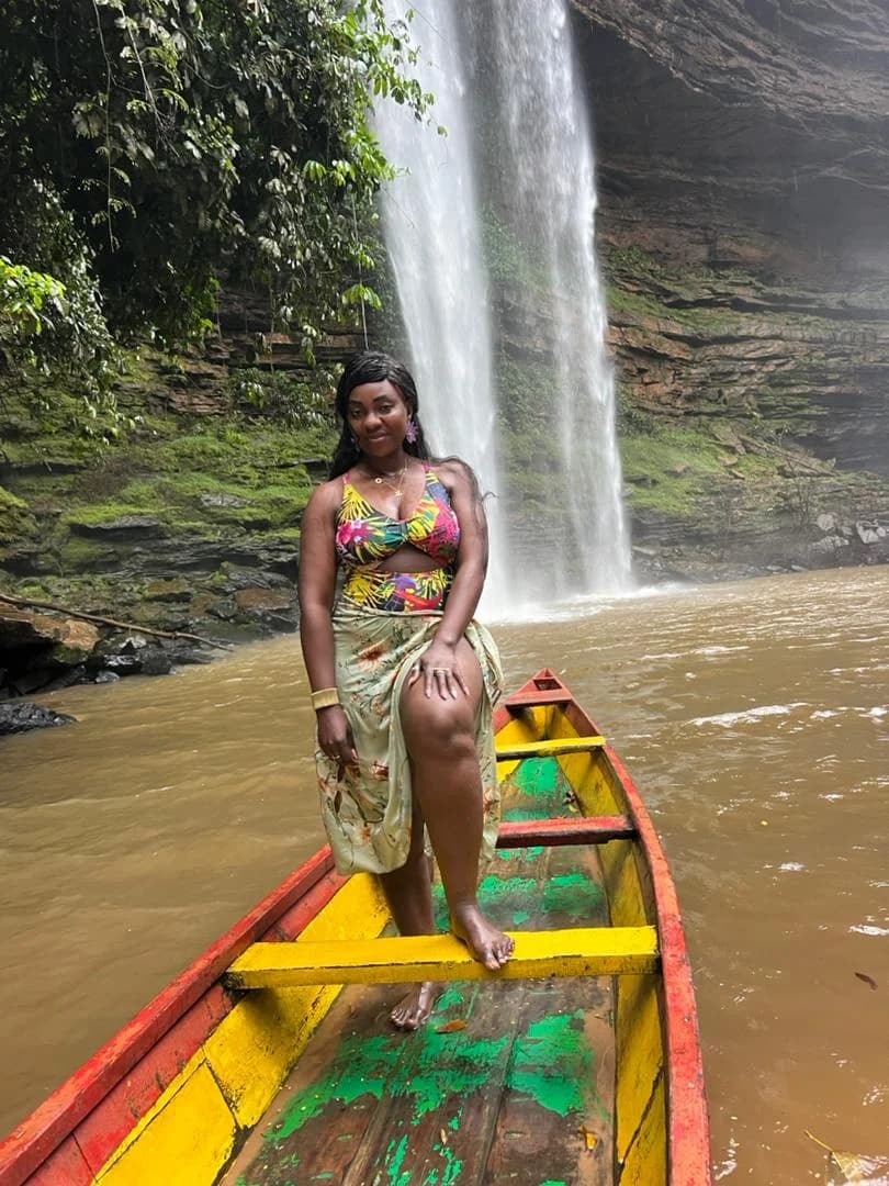 Barque devant une grande cascade au Ghana