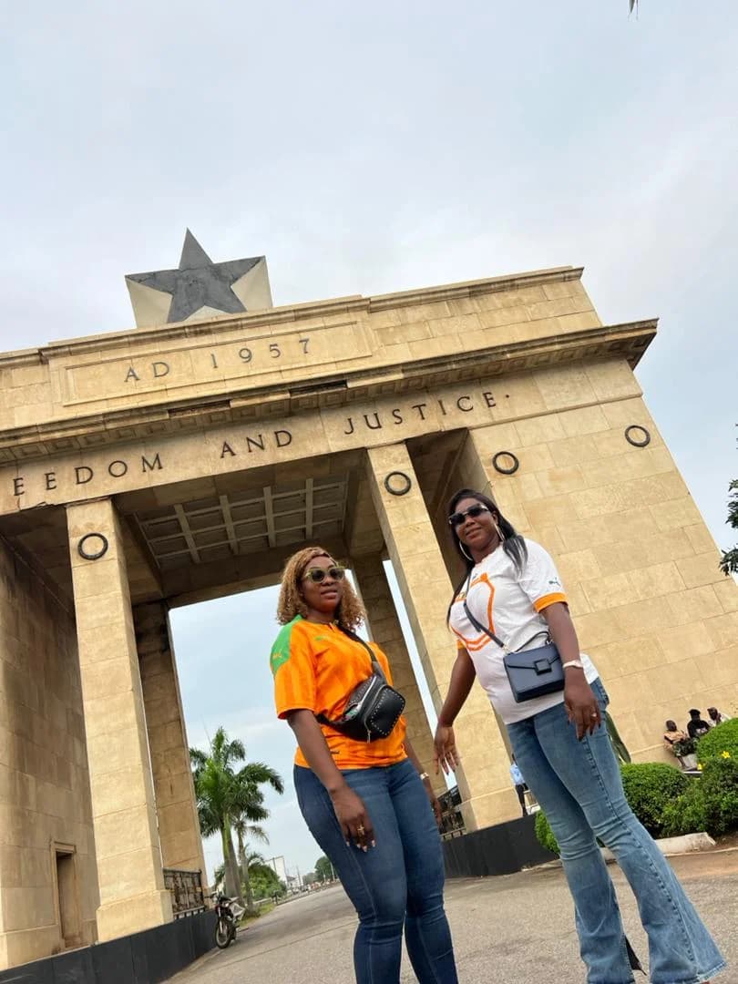 Devant l'Arche de l'Indépendance à Accra