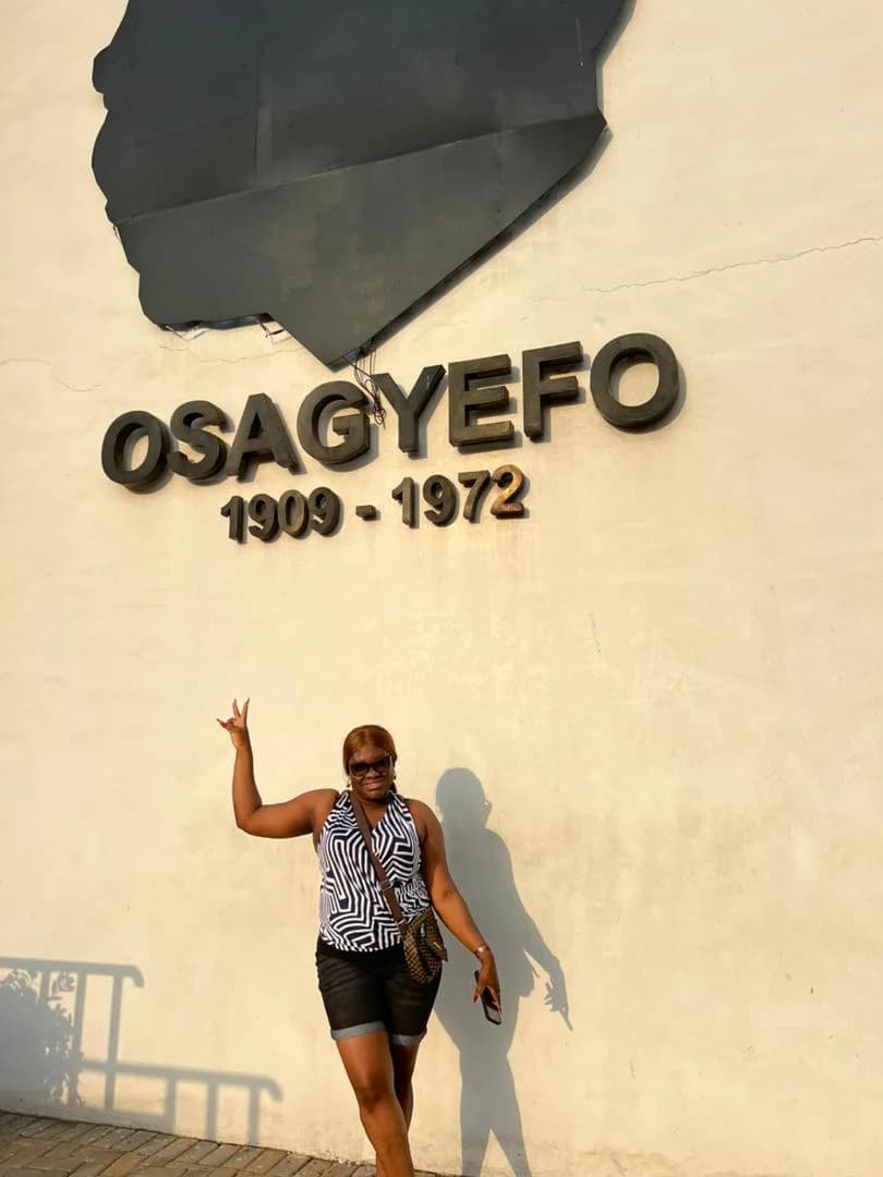 Devant une fresque dédiée à Osagyefo
