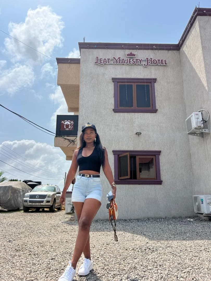 Devant Leat Majesty Hotel au Ghana