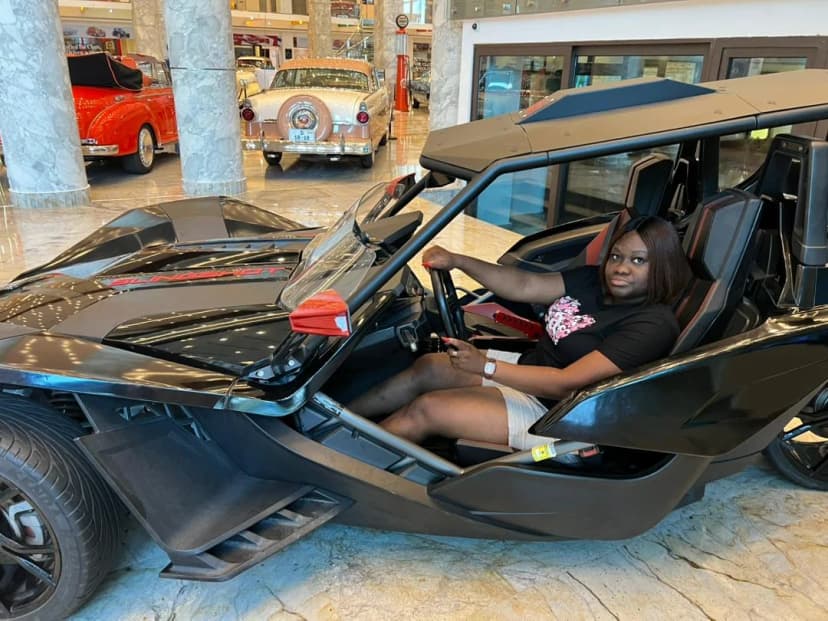 Voiture sportive noire dans le musée automobile