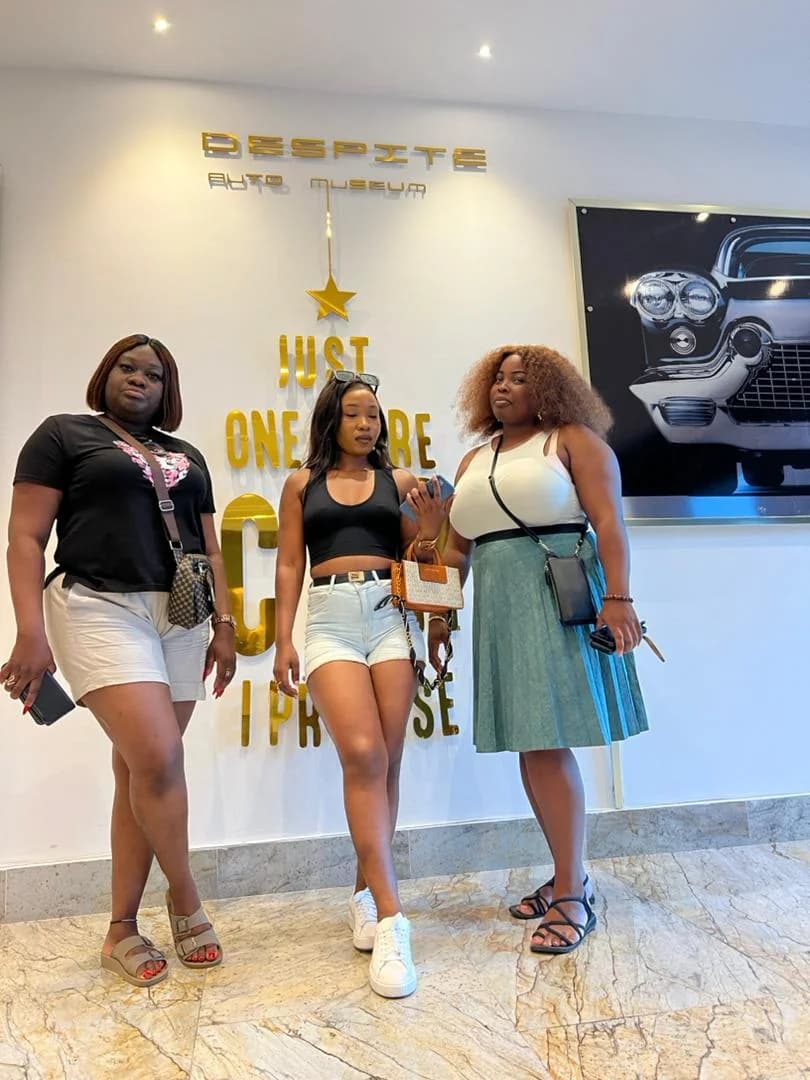 Photo de groupe au Despite Auto Museum