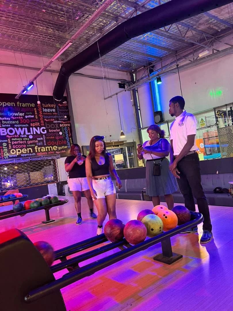 Partie de bowling entre amis à Accra