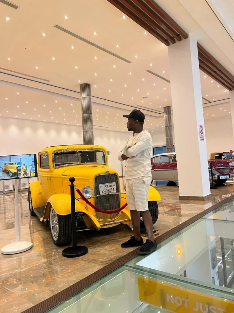 Contemplation d’une voiture vintage jaune au musée